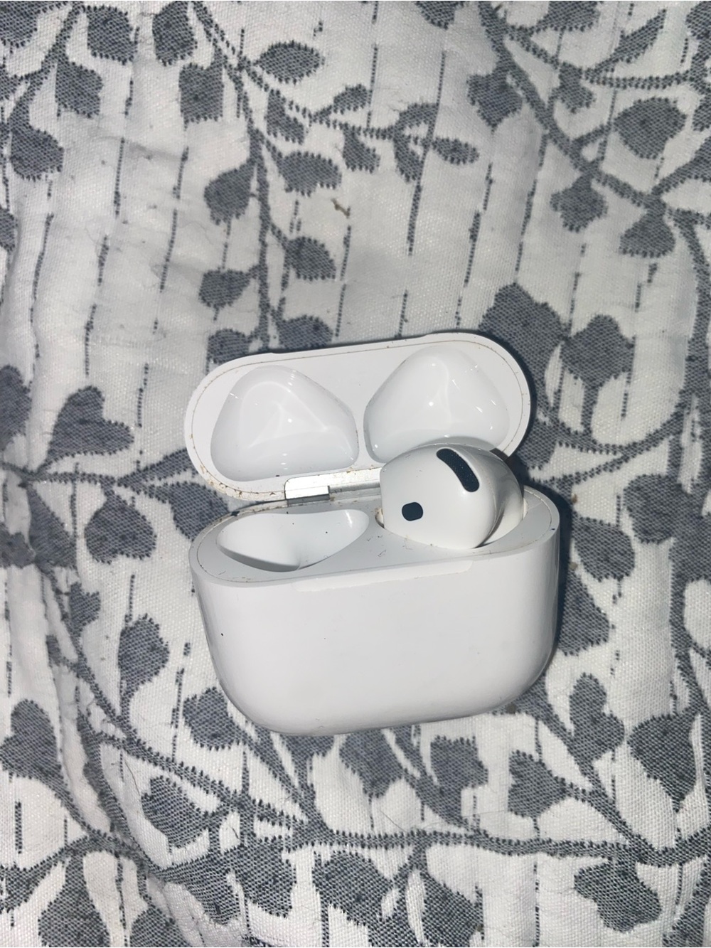 Apple Airpods Gen3, only had right side earbud with Nerd case - White